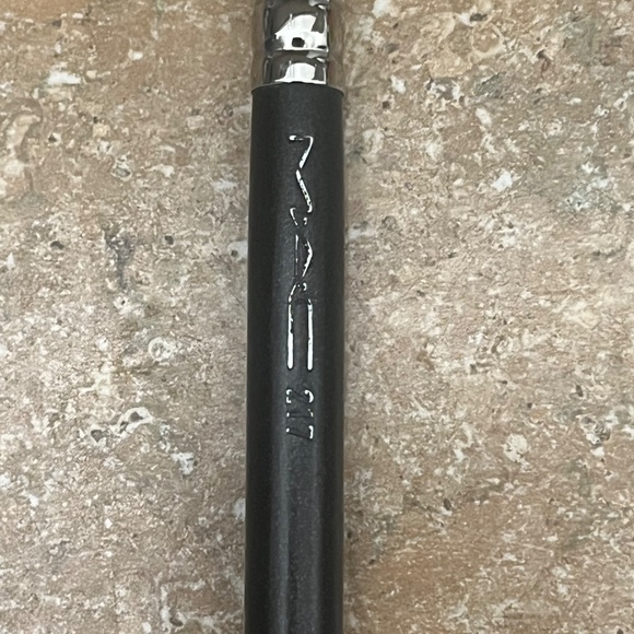 MAC Cosmetics 217 Discontinued Eye Blending Brush - Picture 3 of 4
